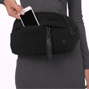 Lululemon On the Beat Belt Bag Sherpa 5L Black NWOT